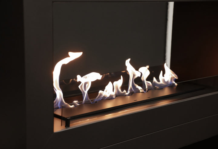 Bioethanol Standkamin Standofen HOME 120 von WildFlame als Raumteiler in Ausstellungsraum Nahaufnahme Flammen und Glas